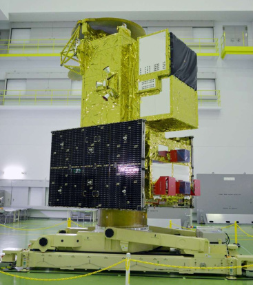 報道陣に公開された温室効果ガス・水循環観測技術衛星「ＧＯＳＡＴ－ＧＷ」＝２０日、南種子町の種子島宇宙センター