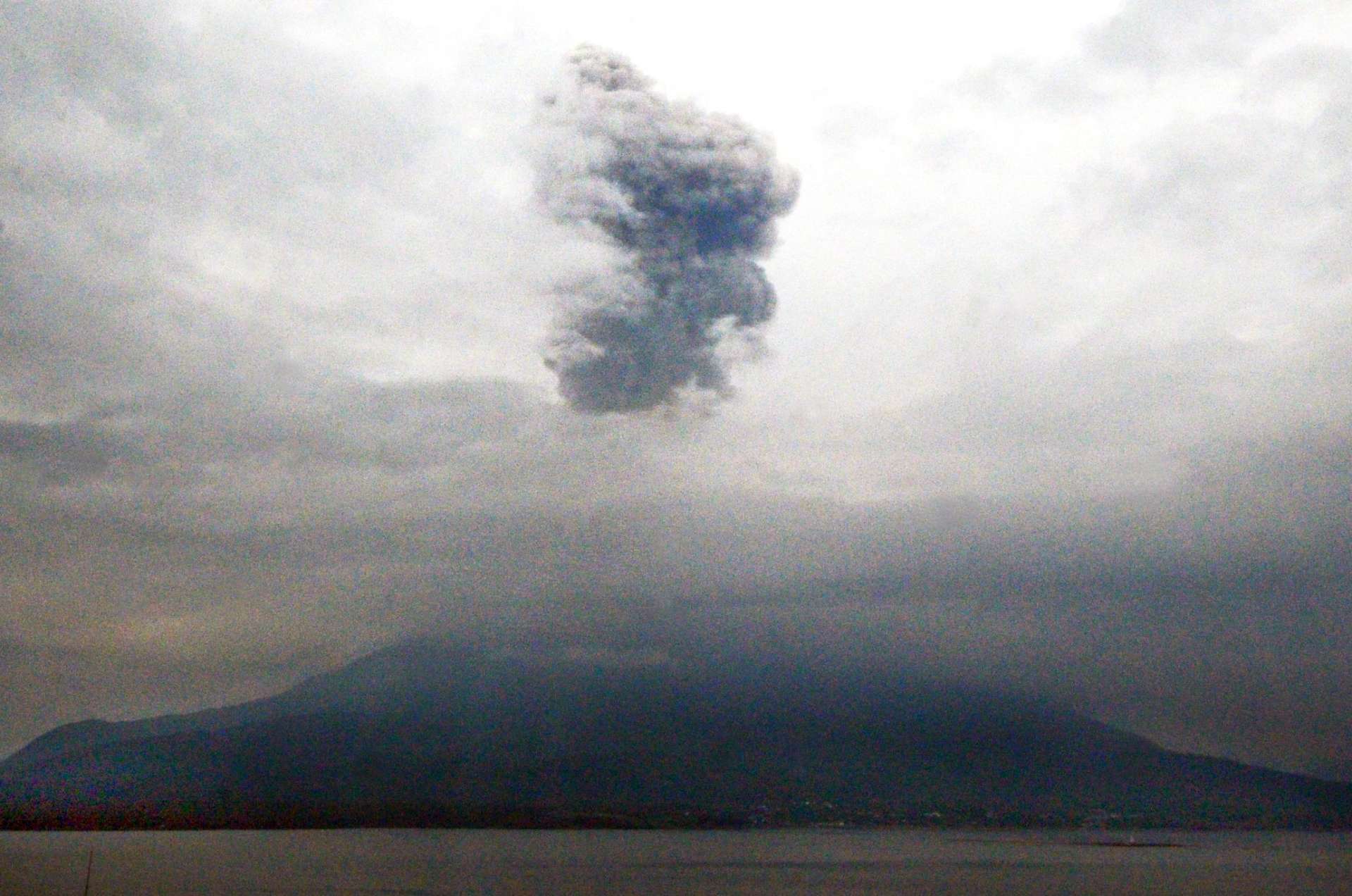 噴煙を上げる桜島＝２０日午後３時すぎ、鹿児島市与次郎１丁目（本社監視カメラ）