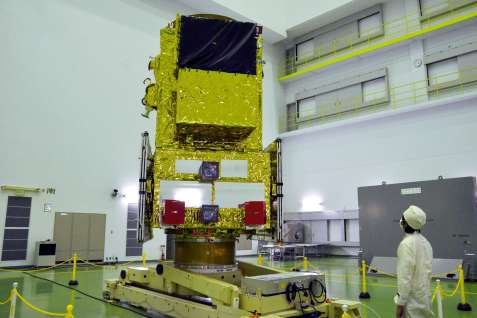 〈別カット〉報道陣に公開された温室効果ガス・水循環観測技術衛星「ＧＯＳＡＴ－ＧＷ」＝２０日、南種子町の種子島宇宙センター