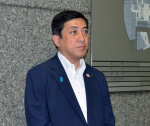 記者団の取材に応じる塩田康一知事＝２０日、鹿児島県庁