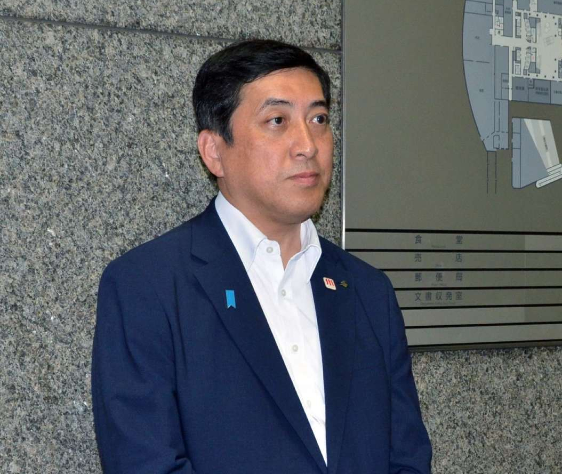 記者団の取材に応じる塩田康一知事＝２０日、鹿児島県庁