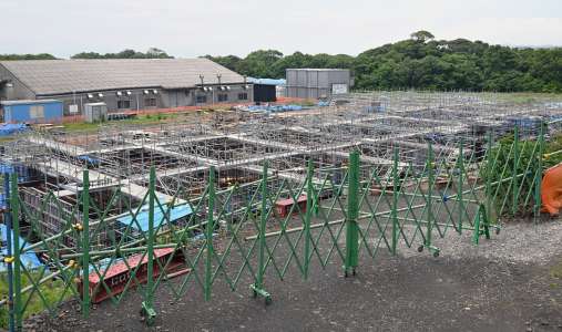 〈関連〉着工後に廃棄物が出土し、工事中断が続く西之表市の自衛隊宿舎建設現場＝１８日、同市西之表