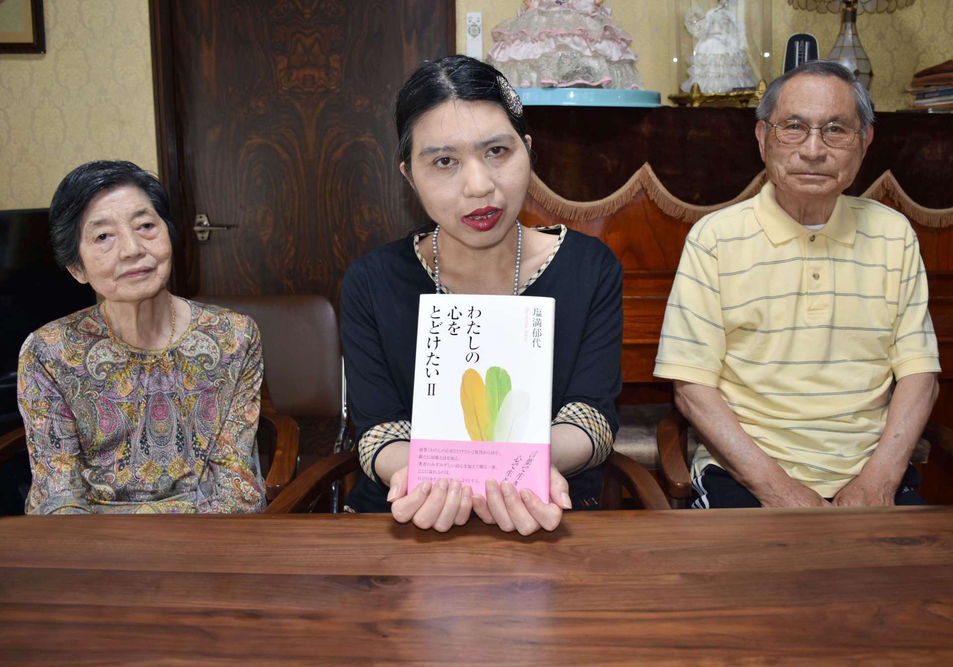 「わたしのこころをとどけたいⅡ」を刊行した塩満郁代さん（中央）＝姶良市