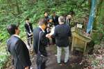 垂水史談会員の説明を聞きながら宇喜多秀家の潜居跡を視察する岡山市議ら＝１５日、垂水市牛根麓