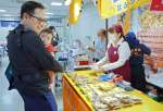 「夏のうまいもの大会」で焼きそばを買い求める客＝２１日、鹿児島市の山形屋