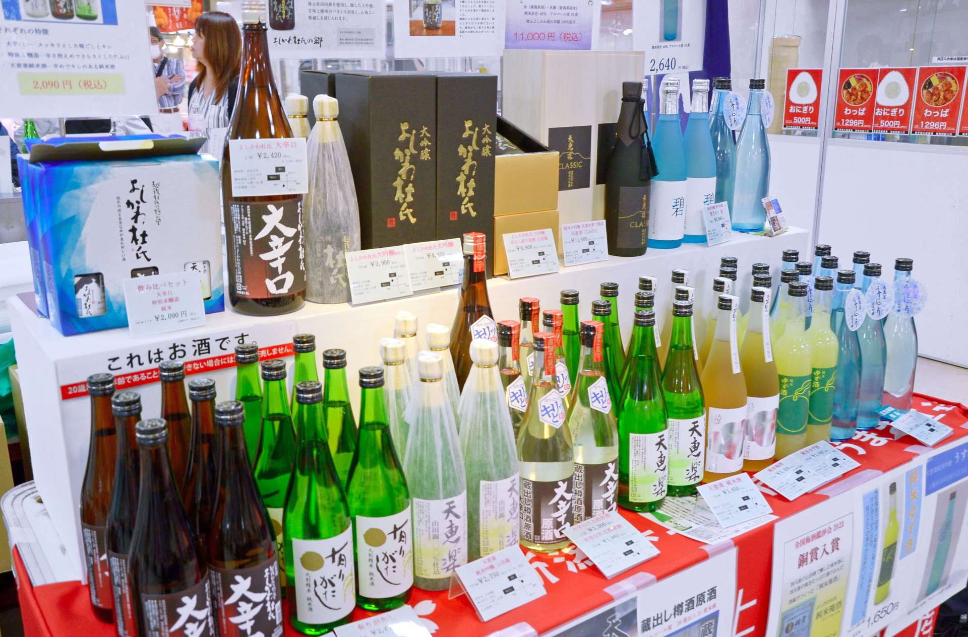 「夏のうまいもの大会」で並ぶ日本酒