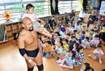 園児と交流した桜島なおきさん＝姶良市加治木の川野保育所