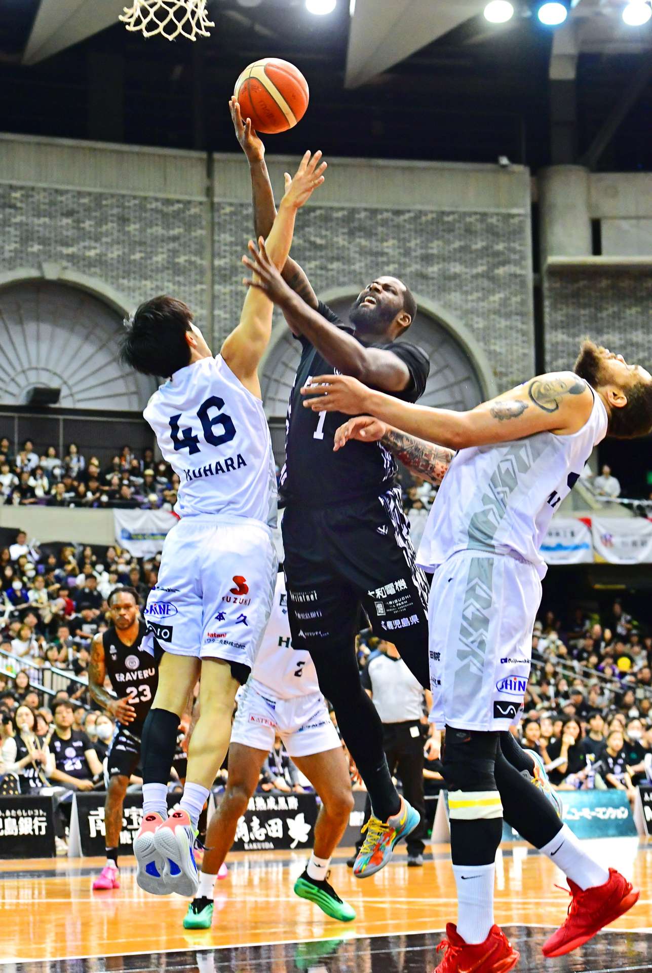B2プレーオフ準々決勝第2戦でシュートを放つ鹿児島レブナイズのエニス
