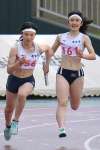 鹿女の吉屋（右）から２走・浜田へバトンが渡る＝白波スタジアム