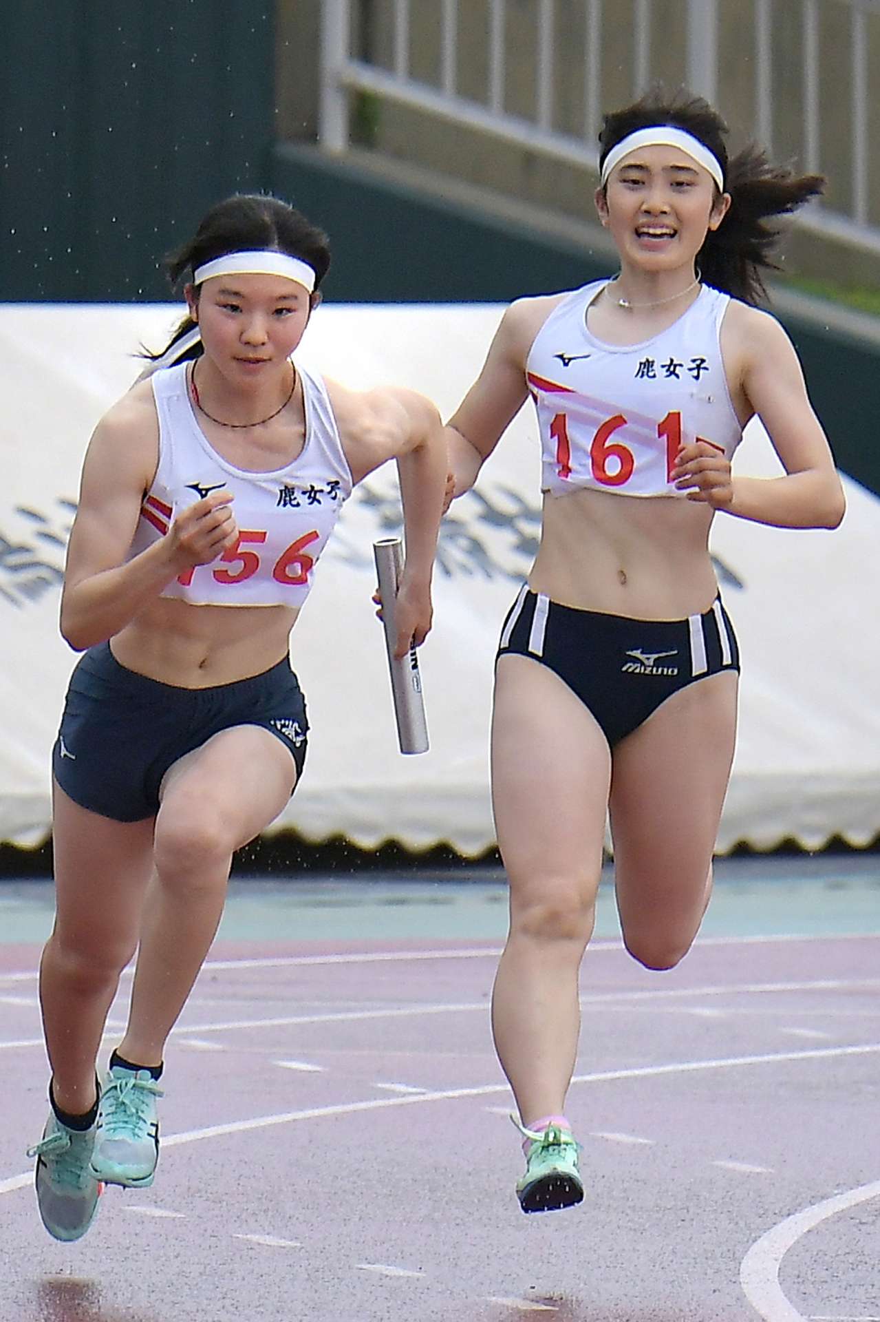 鹿女の吉屋（右）から２走・浜田へバトンが渡る＝白波スタジアム