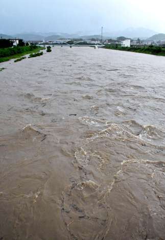 水かさが増す米之津川＝２１日午後６時１５分ごろ、出水市昭和町