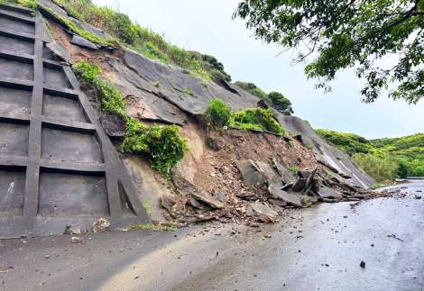 大雨で崩れたのり面＝２１日午後４時ごろ、南種子町中之上（町役場提供）