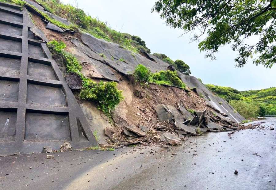 大雨で崩れたのり面＝２１日午後４時ごろ、南種子町中之上（町役場提供）