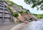 大雨で崩れたのり面＝２１日午後４時ごろ、南種子町中之上（町役場提供）