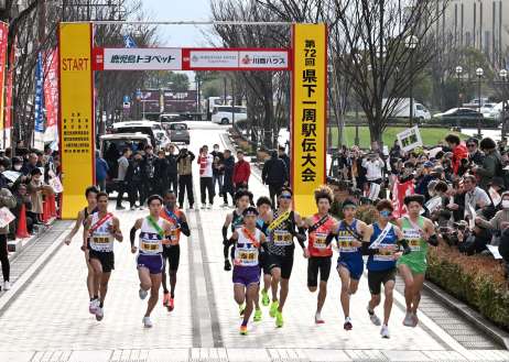 今年２月の第７２回大会。駅伝ファンの声援を背にスタートする１２地区のランナー＝鹿児島市のみなと大通り公園