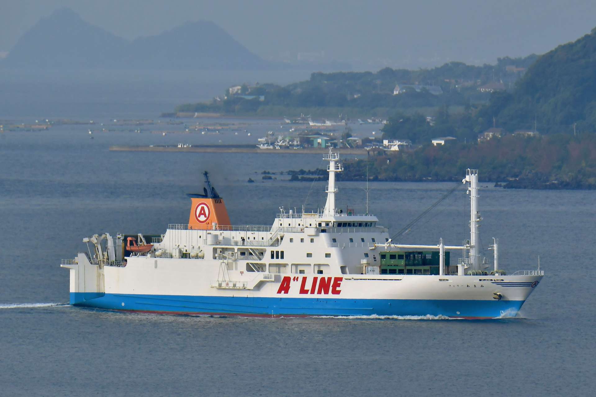 奄美海運が６月からの減便を検討する「フェリーあまみ」＝１２日、鹿児島市与次郎１丁目