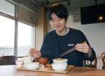 講義前に１００円の朝食を食べる学生＝２１日、鹿児島市の志學館大学