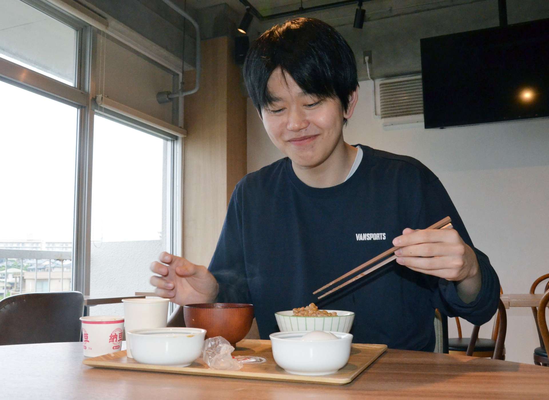講義前に１００円の朝食を食べる学生＝２１日、鹿児島市の志學館大学