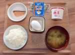 〈これが１００円モーニング〉一汁一菜がそろった１００円の朝食＝鹿児島市の志學館大学