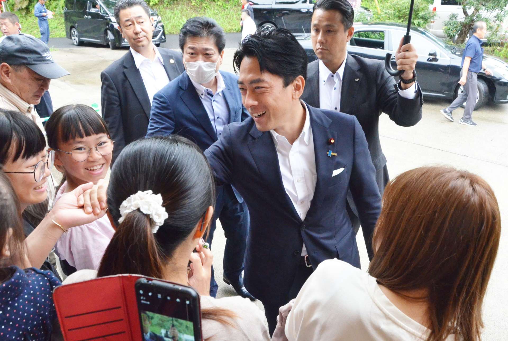 ２０２４年９月、視察先に駆け付けた住民らと交流する小泉進次郎氏＝霧島市牧園町下中津川