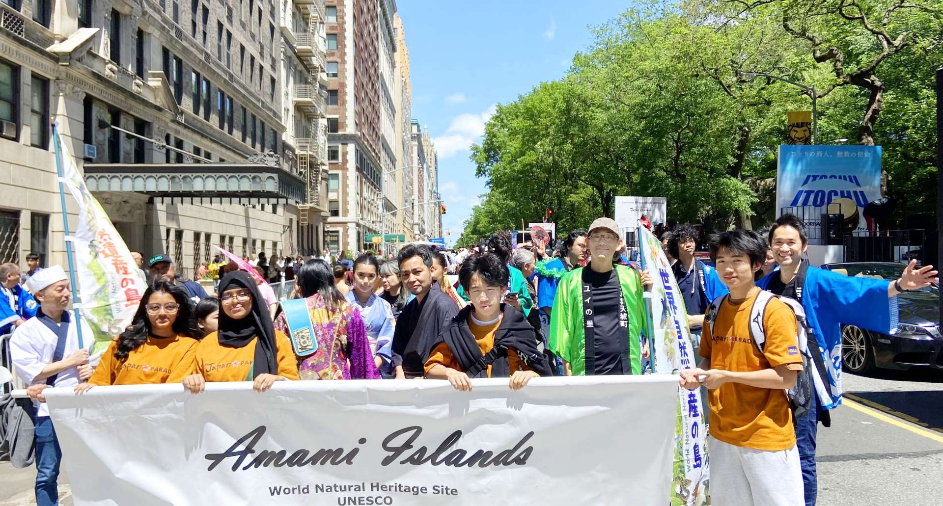 「Ａｍａｍｉ　ｉｓｌａｎｄｓ」と書かれた横断幕を掲げる参加者＝米ニューヨーク（ＮＹ奄美会提供）
