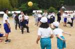 ボールゲームを楽しむ児童生徒、住民ら＝１８日、出水市の大川内中学校