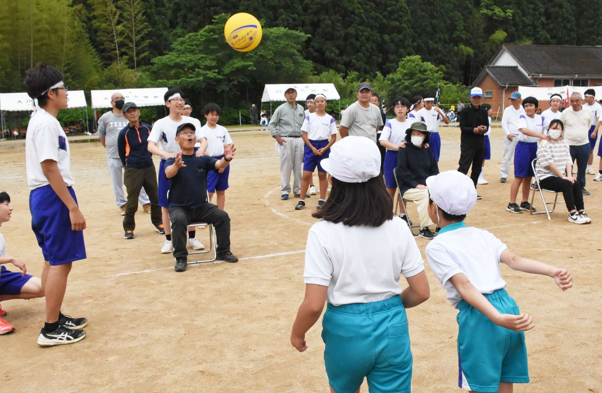 ボールゲームを楽しむ児童生徒、住民ら＝１８日、出水市の大川内中学校