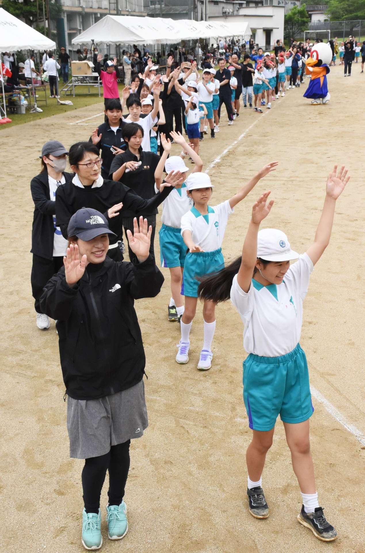 大川内音頭を踊る参加者＝出水市の大川内中学校