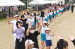 大川内音頭を踊る参加者＝出水市の大川内中学校