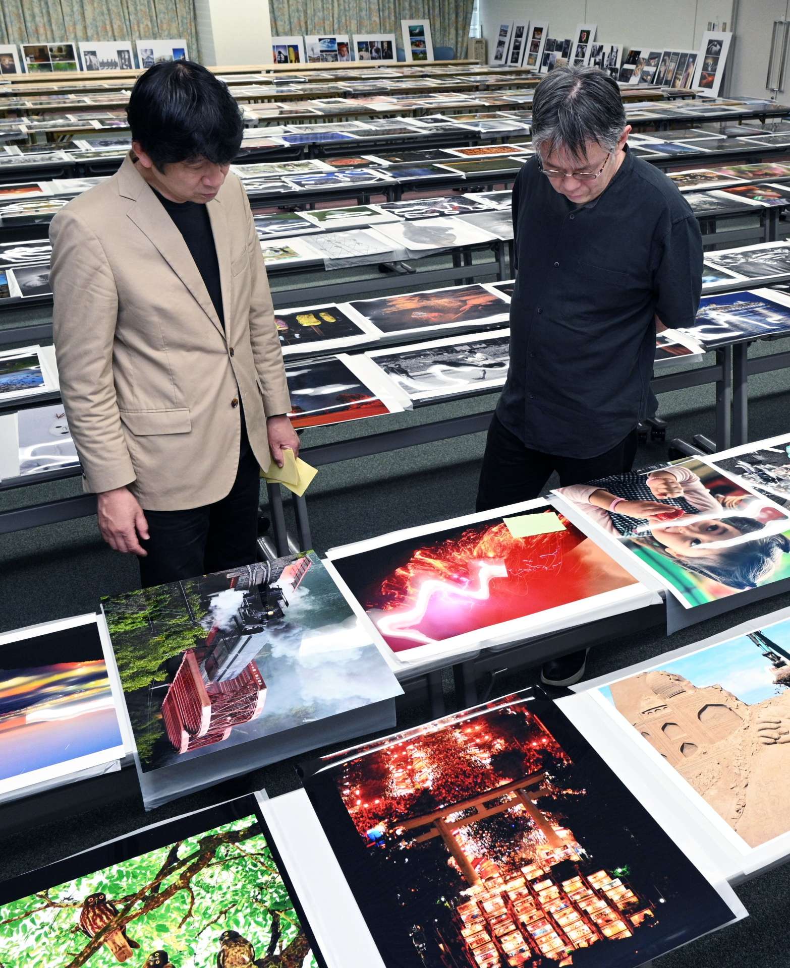 作品を審査する百瀬俊哉氏（左）と中藤毅彦氏＝２１日、鹿児島市の南日本新聞会館