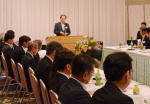 会議であいさつする鹿児島県議会の日高滋議長＝２２日、鹿児島市の鹿児島サンロイヤルホテル