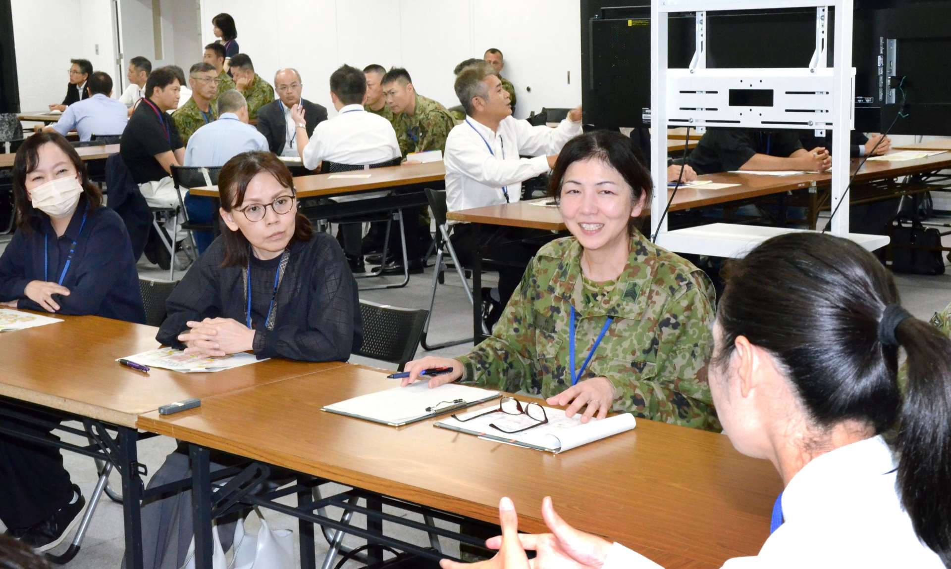 意見を交わす参加者＝２２日、奄美市名瀬の陸自奄美駐屯地