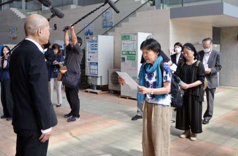 次世代革新炉の新設検討中止を求め、申し入れを読み上げる市民団体のメンバーら＝２３日、鹿児島市の九州電力鹿児島支店