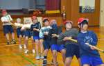 力を合わせて綱を引く平佐東、峰山両小学校の児童＝薩摩川内市の平佐東小学校
