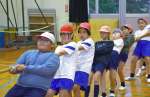 力を合わせて綱を引く平佐東、峰山両小学校の児童＝薩摩川内市の平佐東小学校