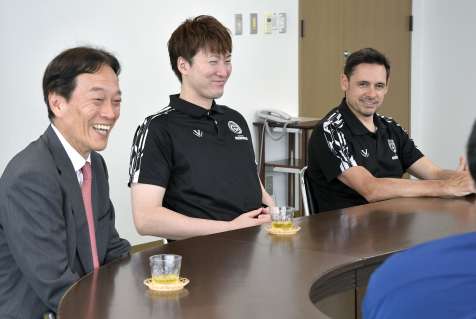 シーズンを振り返る鹿児島レブナイズのカレロ監督（右）ら＝南日本新聞会館