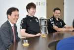 シーズンを振り返る鹿児島レブナイズのカレロ監督（右）ら＝南日本新聞会館
