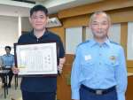 鹿児島中央署から感謝状を受けた鍬崎誠二さん（左）＝２１日、鹿児島市の鹿児島中央署