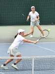 積極的なプレーで勝利し優勝に貢献した鳳凰の市川（手前）・青木組＝県立鴨池