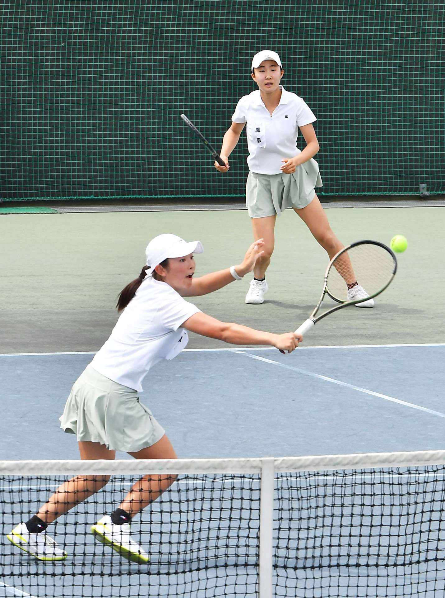 積極的なプレーで勝利し優勝に貢献した鳳凰の市川（手前）・青木組＝県立鴨池