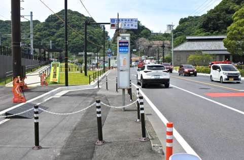 国が県バス協会へ移設を求める仙巌園前のバス停標識＝鹿児島市吉野町