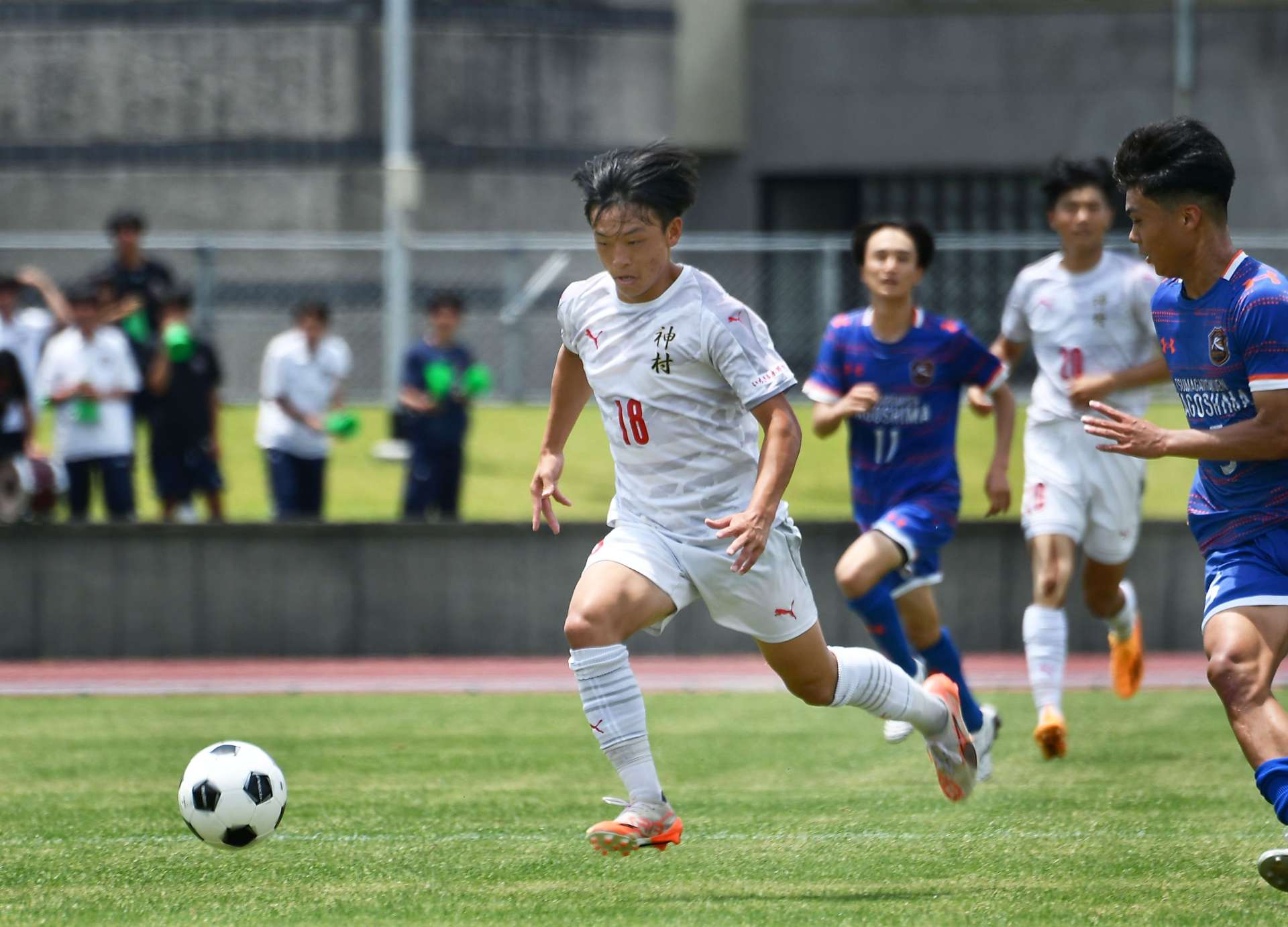 後半、ドリブルで攻め込む神村・樹本（１８）＝ＯＳＡＫＯ　ＹＵＹＡ　ｓｔａｄｉｕｍ