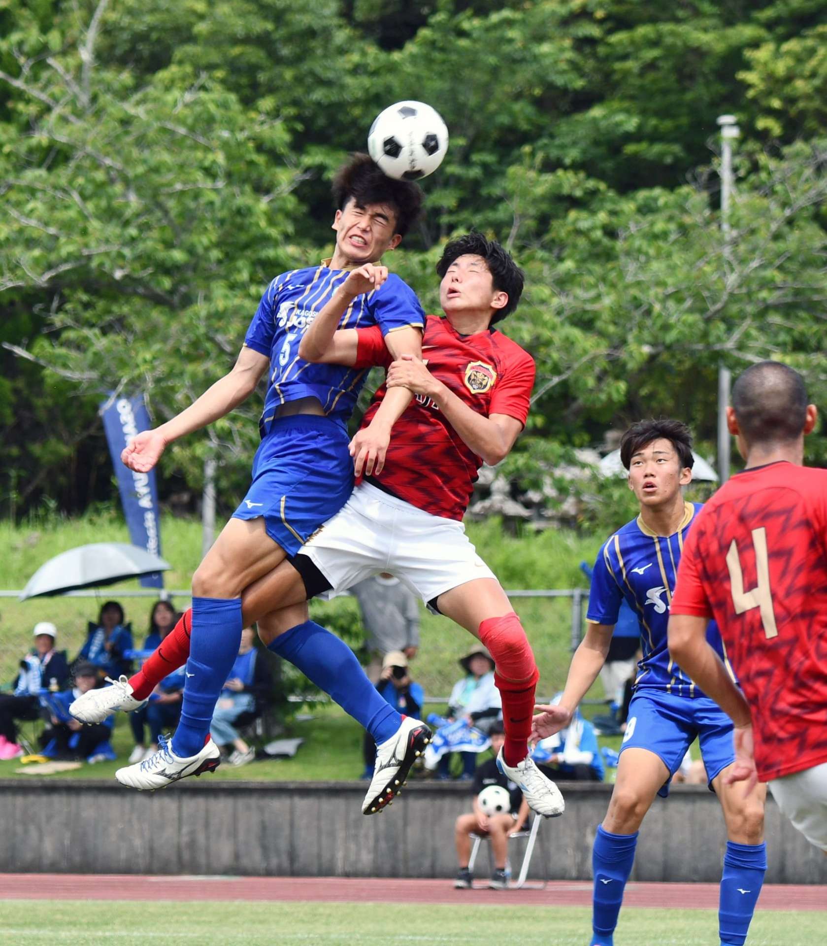 後半、鹿城西・ＤＦ浮邉（５）がヘディングシュートを放つ＝ＯＳＡＫＯ　ＹＵＹＡ　ｓｔａｄｉｕｍ