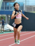 女子２００メートルを制した花木美優（松陽）＝白波スタジアム
