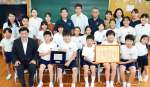 環境大臣賞を受けた龍郷小の児童と教員＝龍郷町龍郷