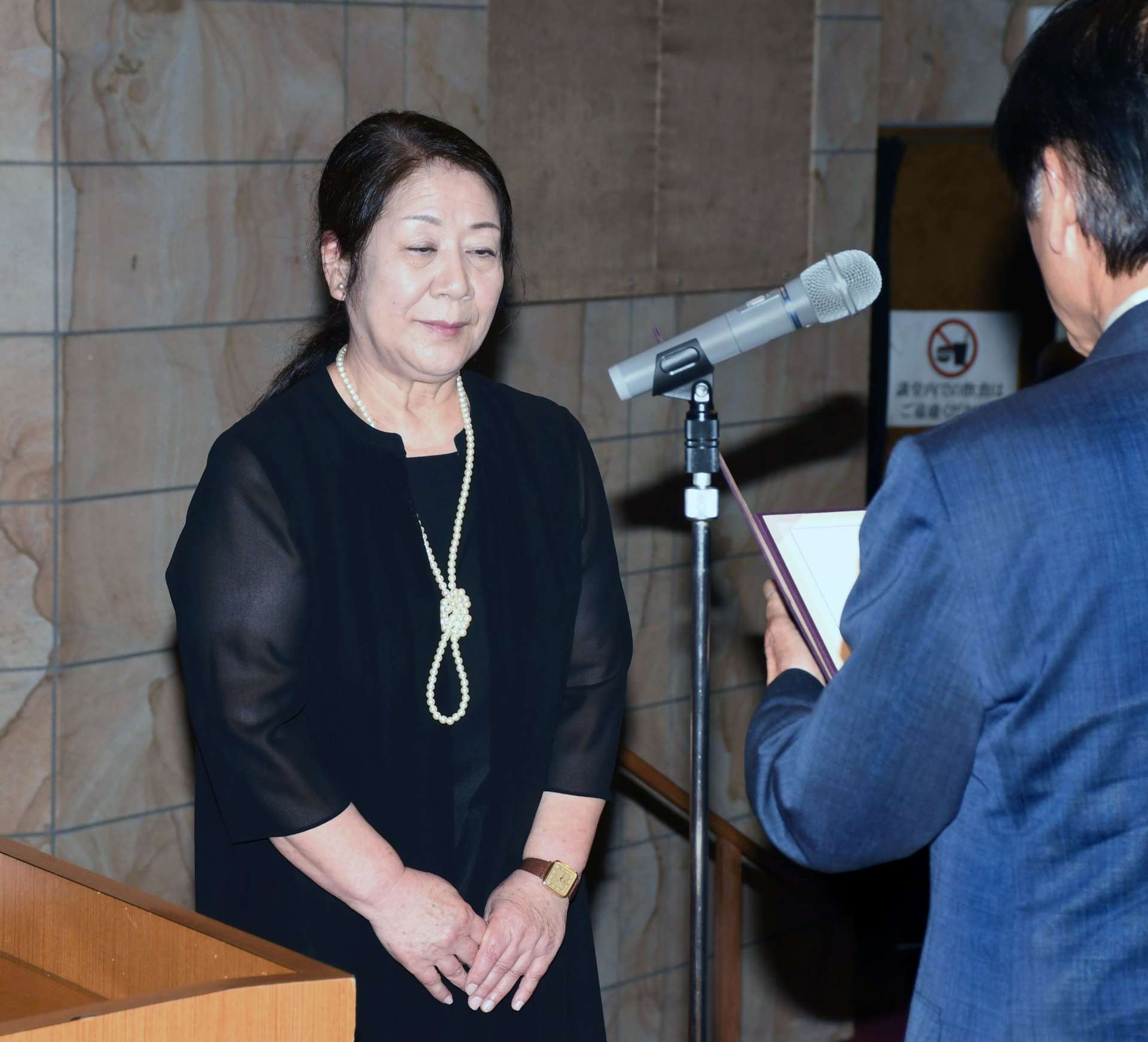 公募の部で県美展賞を受賞した遠矢佳代子さん（左）＝２４日、鹿児島市の黎明館