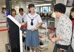 空港ロビーでの手荷物検査を体験する隼人中学校の生徒＝霧島市の鹿児島空港