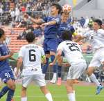 県サッカー選手権決勝の後半、セットプレーからヘディングシュートを狙う鹿児島Ｕの選手たち＝１１日、鹿児島市の白波スタジアム