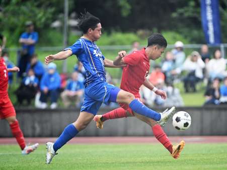 〈関連〉前半、シュートをブロックする鹿児島城西・寺田（左））＝ＯＳＡＫＯ　ＹＵＹＡ　ｓｔａｄｉｕｍ