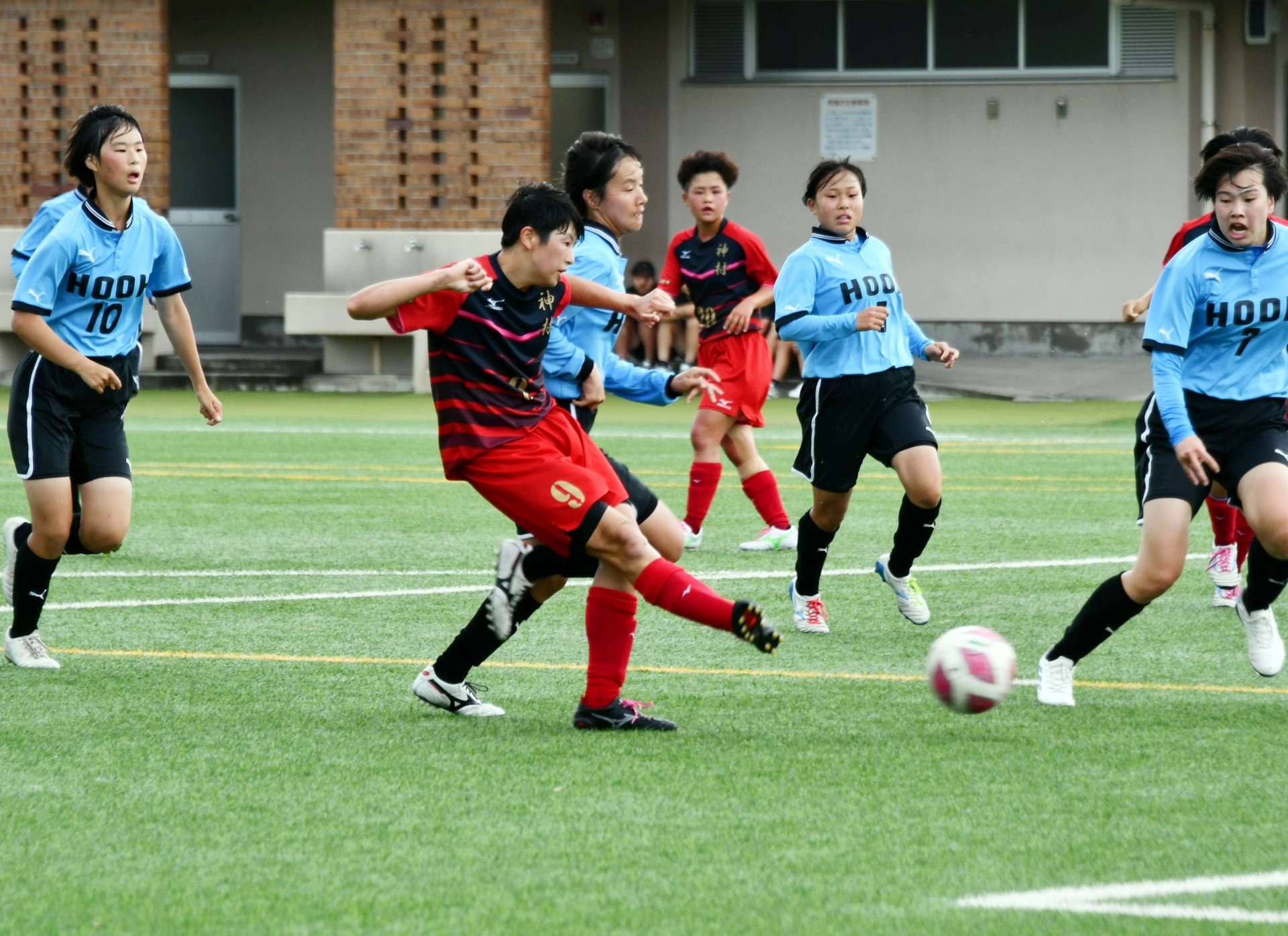 前半、神村のＦＷ原口（９）がシュートを放つ＝桷志田サッカー場